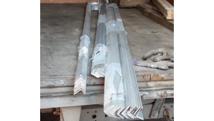 Уголок алюминиевый равнополочный 25x25х2 мм АД31 фото уголок алюминиевый равнополочный 25x25х2 мм АД31 купить в Туле
